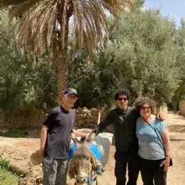 guida-turistica-con-viaggiatori